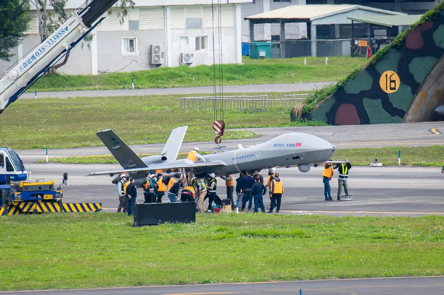 快訊/中科院騰雲無人機花蓮基地起飛失控衝出跑道！機身毀損