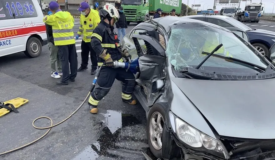 違規右轉惹禍！轎車遭聯結車攔腰撞嚴重變形　警消救出2人送醫