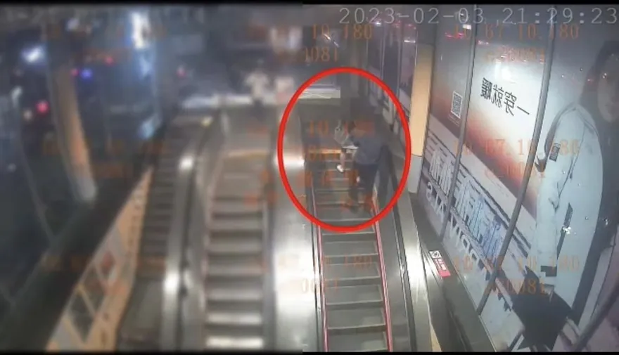 影/太囂張！捷運狼伸太進去偷拍「冰」到短裙妹大腿　還裝路人甲看熱鬧