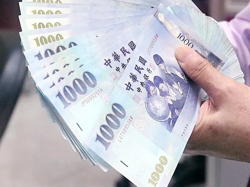 妹子月賺27K猶豫「自提6%或投資」？　網曝1點關鍵：沒意義