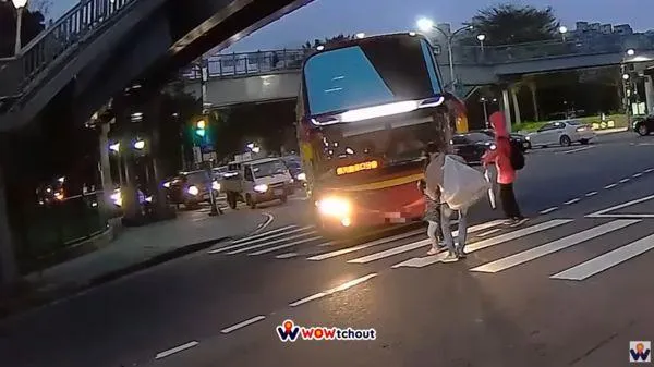 行人地獄林口版！母子3人走斑馬線　遊覽車不讓招撻伐