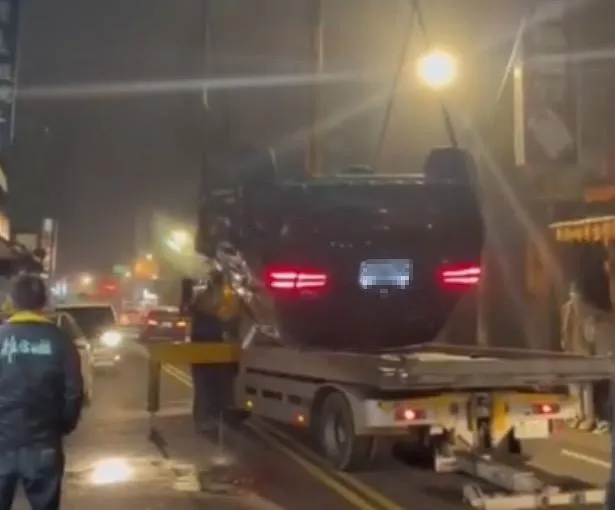 拖救新招？賓士車「翻肚」沒「轉正」就吊上車　他驚會不會吊到壞