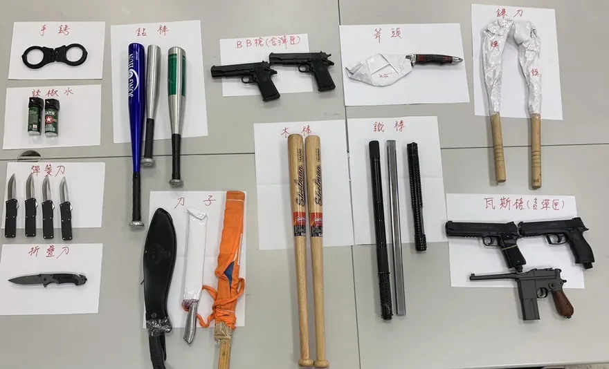 前後任男友約戰新北街頭鬥毆　10多人混戰警網壓制查獲刀槍
