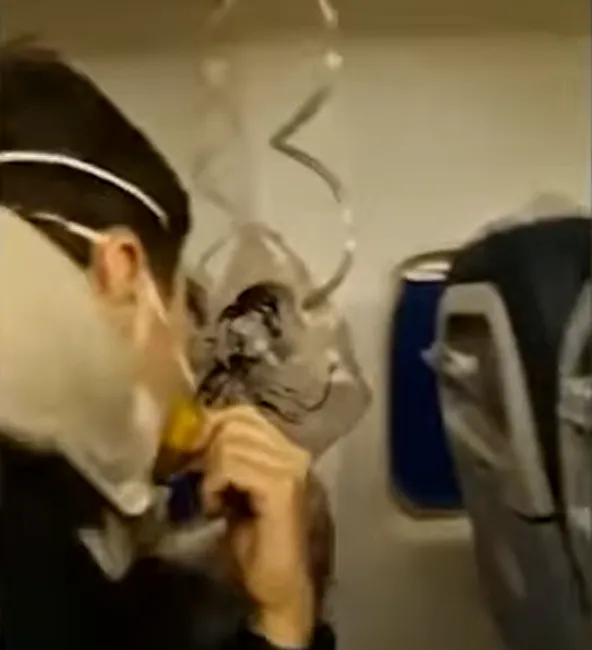 影/飛機艙壓調節系統突失靈！2.5萬英呎高空急墜10分鐘　全機乘客嚇瘋