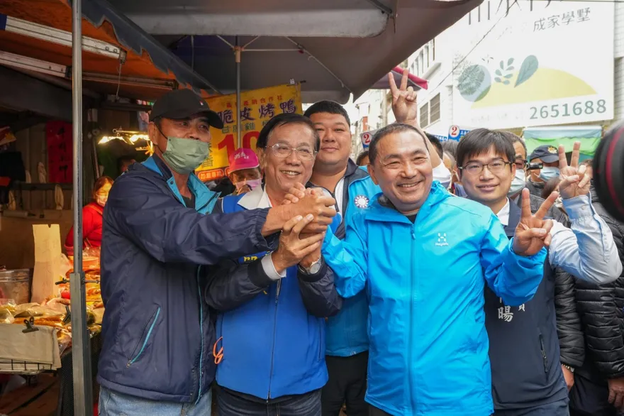 藍營最強母雞來了！　南投立委補選黃金周侯友宜陪市場掃街
