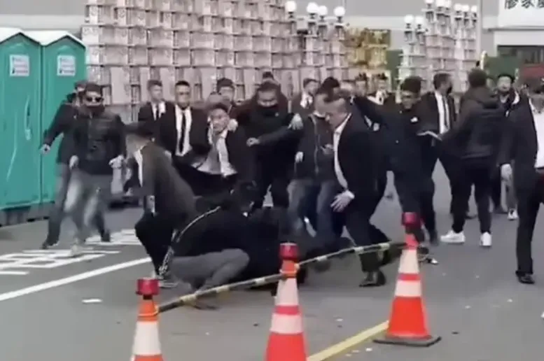 影/桃園公祭爆大亂鬥！20黑衣人亮刀「抄三角錐」互毆　一旁司儀高喊：鞠躬、上香