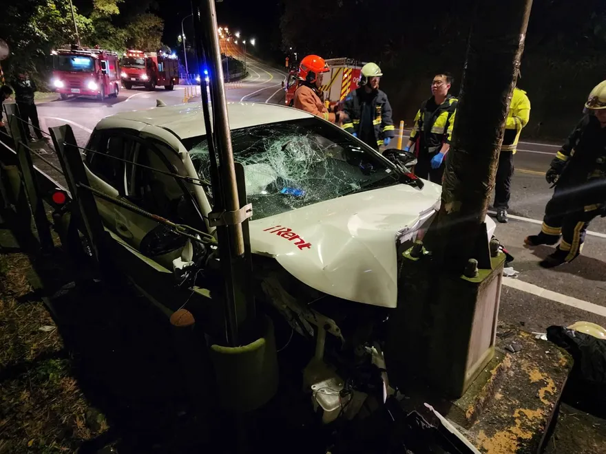 快訊/iRent慘遭嫩男駕駛「爆頭」　猛撞電桿車頭凹成深V字型　1重傷4輕傷