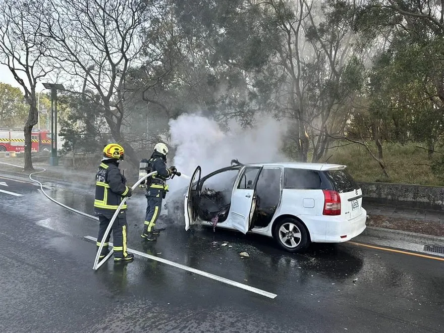 影/酒駕上路火燒車淪廢鐵　男躲罰責狠心丟車棄身障弟逃跑