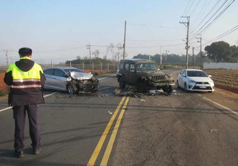 影/山區起大霧！嫩妹竟衝對向車道撞軍車釀3傷　警一查赫然發現她酒駕