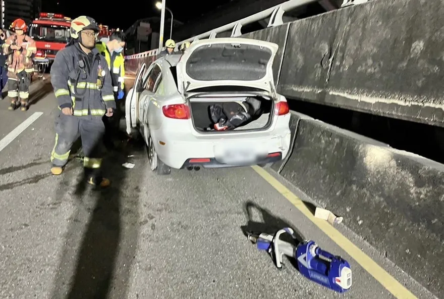 女子酒駕載閨蜜桃園一路向北　新北高架自撞分隔島「掰咖棄車落跑」