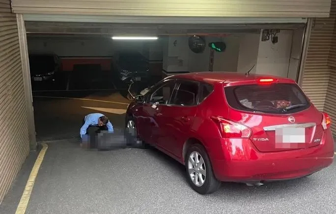 快訊/蘆洲嚴重車禍！老人路倒社區停車場入口　遭她「視覺死角」開車輾過