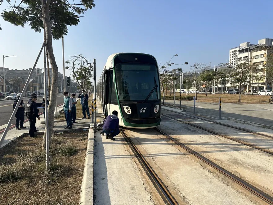 快訊/高雄輕軌又出事！老翁撞上「腳踏車捲車底」　司機現身說法：有鳴喇叭