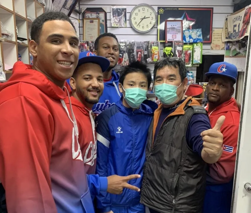WBC經典賽/旅日洋投超暖心！古巴隊友買球具「我買單」　手拿信用卡站櫃台猛刷