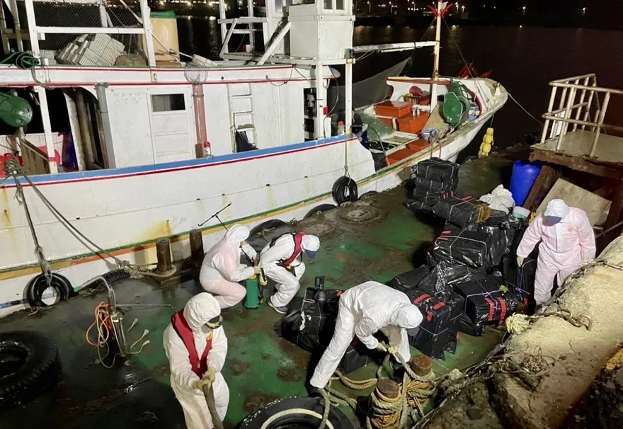海巡署出動行動X光機、偵搜犬　查獲12萬5千包私菸市價800萬