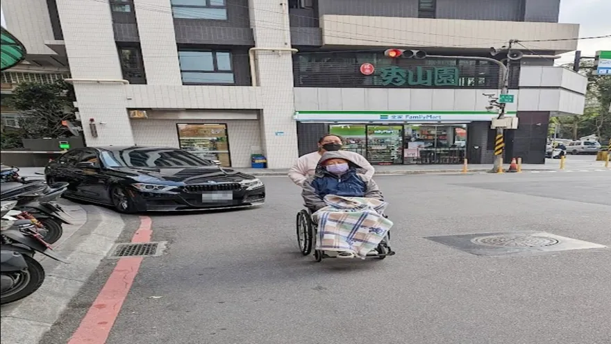汽車違停人行道無法檢舉　網紅怒批這名立委「違停之父」