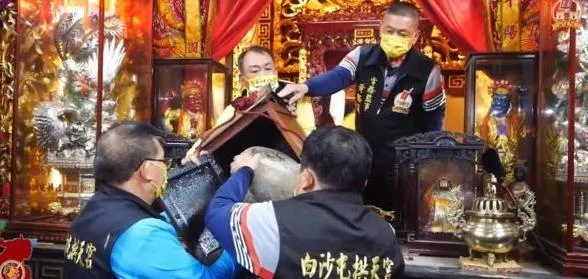 拱天宮進香圓滿結束！媽祖開爐聖顏再現　信眾帶進香旗過爐求平安