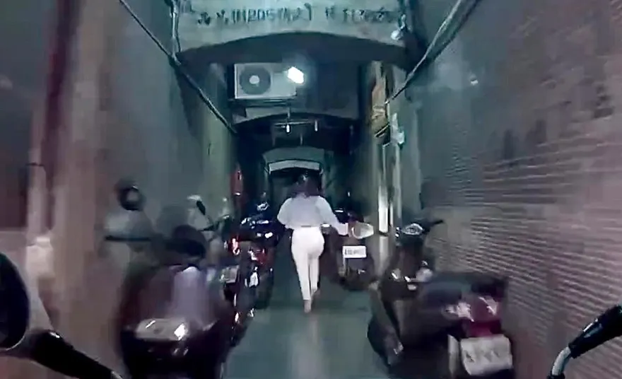 影/萬華站路邊見警巡邏手刀狂奔　她衝上樓關門前驚叫竟是原因被逮