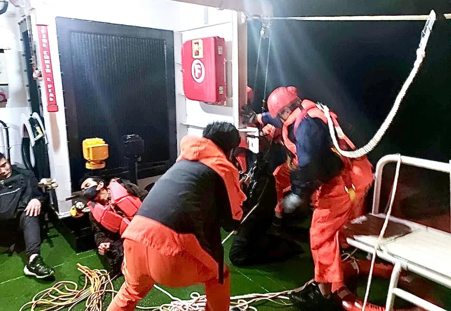 獅子山共和國貨輪「機艙冒火舌」　海巡艦艇海上馳援救12船員