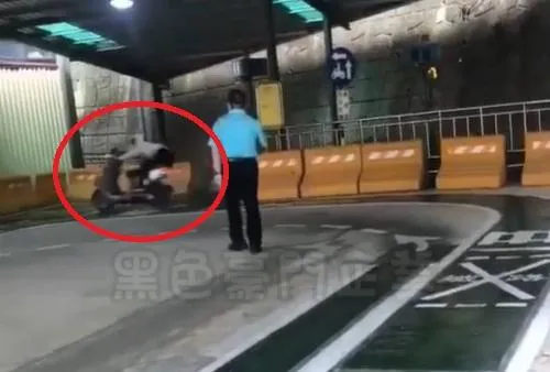 影/三寶考照緊張了！猛催油門碰一聲「凌空飛起重摔」　網嘆：別再踏入考場