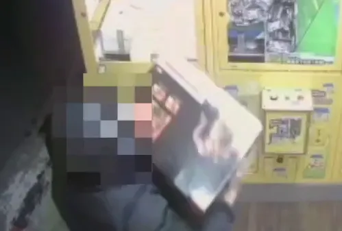 影/北七就是你？娃娃機店大盜掛假車牌犯案　還偽裝成機車騎士結果諧音太好認遭逮