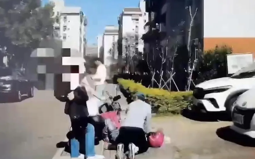 熊貓外送員突倒地失去呼吸心跳　警民合力CPR鬼門關前將他救回