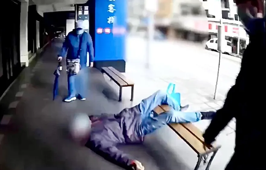 即刻救援！老翁等車突昏倒無呼吸心跳　警員緊急CPR及時將他救回