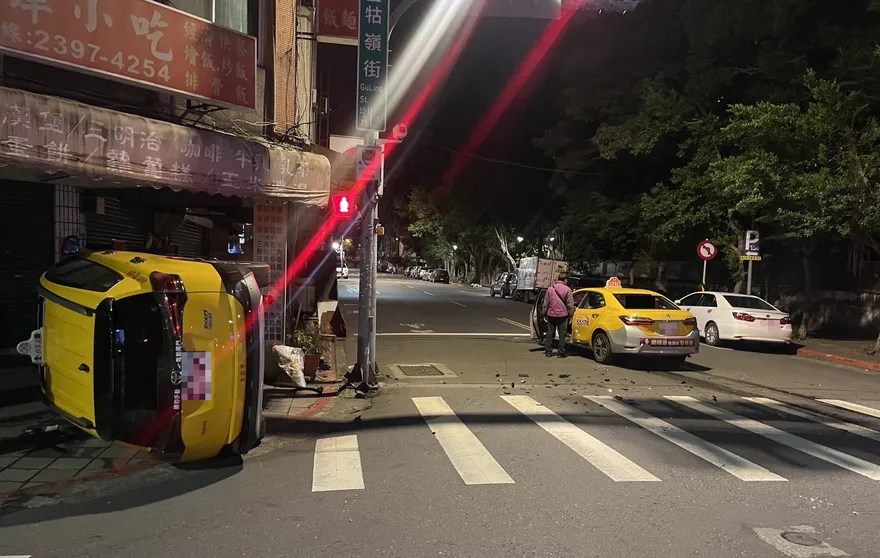 2小黃深夜無號誌路口對決　擦撞後1車翻覆險衝進民宅