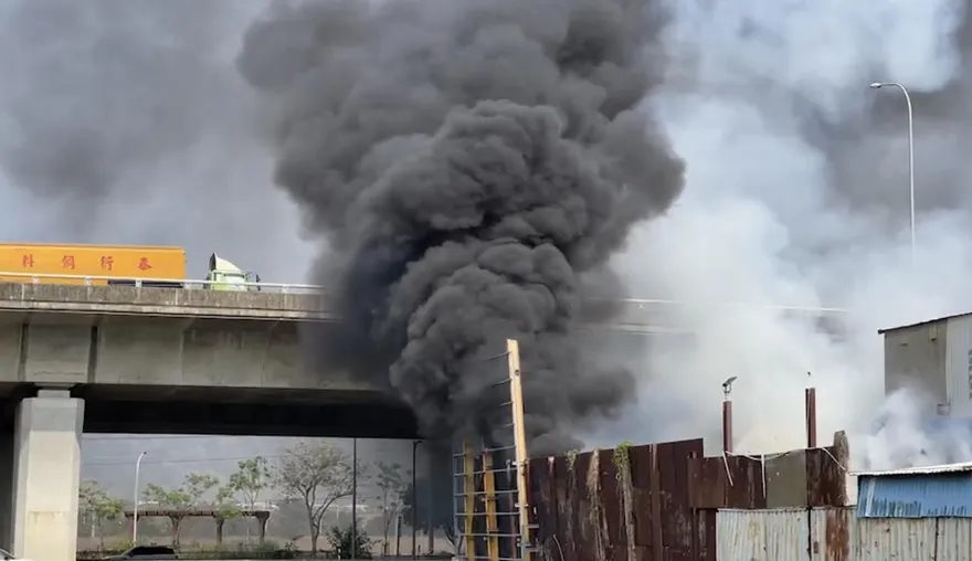 快訊/南投資源回收廠大火　濃煙竄天整個「包住」高速公路