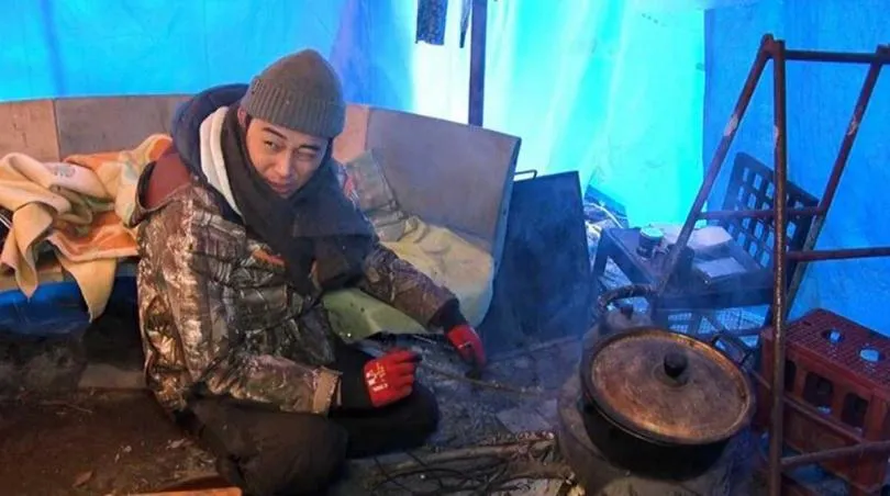 妻孕時與未成年女星爆婚外情！男星遭唾棄事業毀　現居深山劈柴當野人