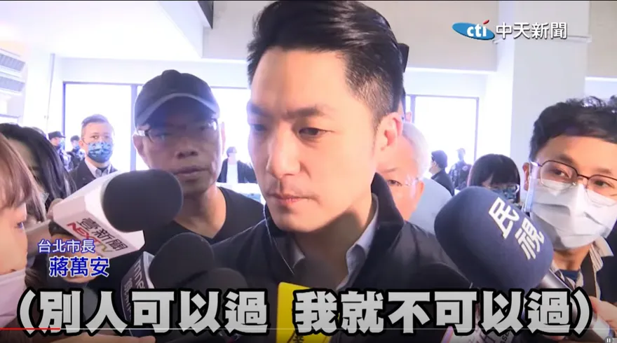 影/旗袍辣妹服侍黑幫春酒！蔣萬安眉頭緊皺說話了