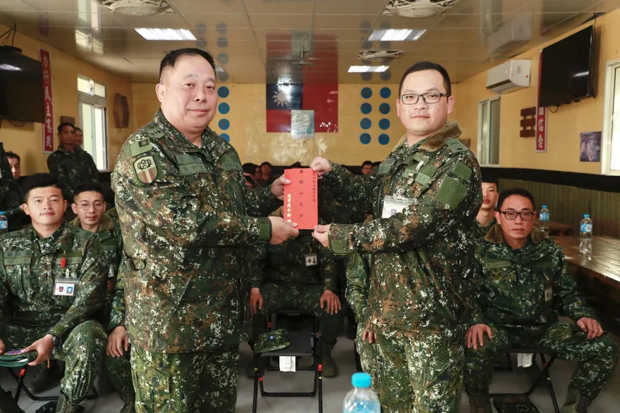 馬防部缺肉事件鬧大了！　陸軍司令親登島致歉