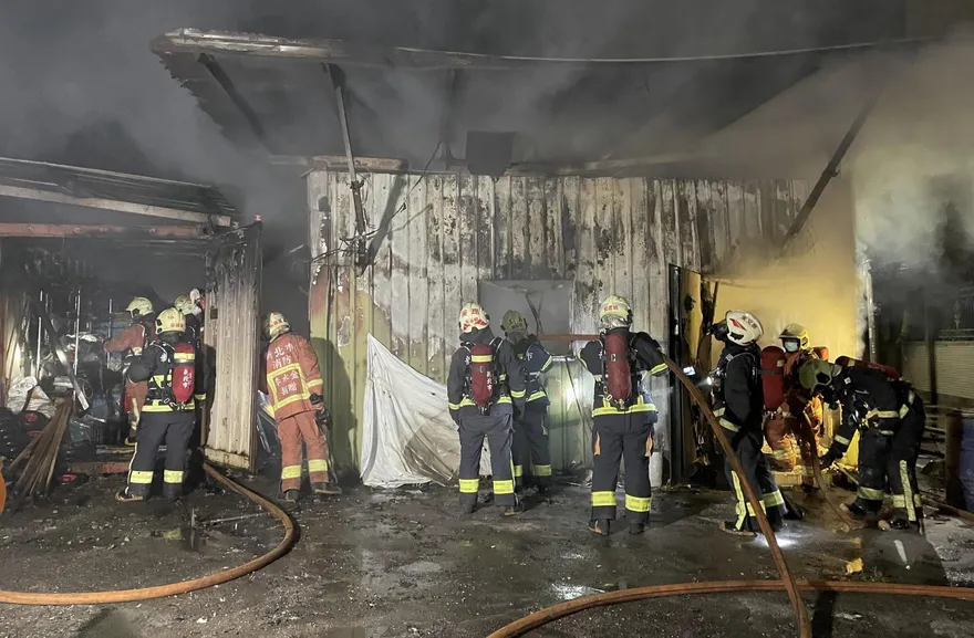 快訊/新莊貨櫃屋宮廟大火　倉庫存放爆竹全面燃燒