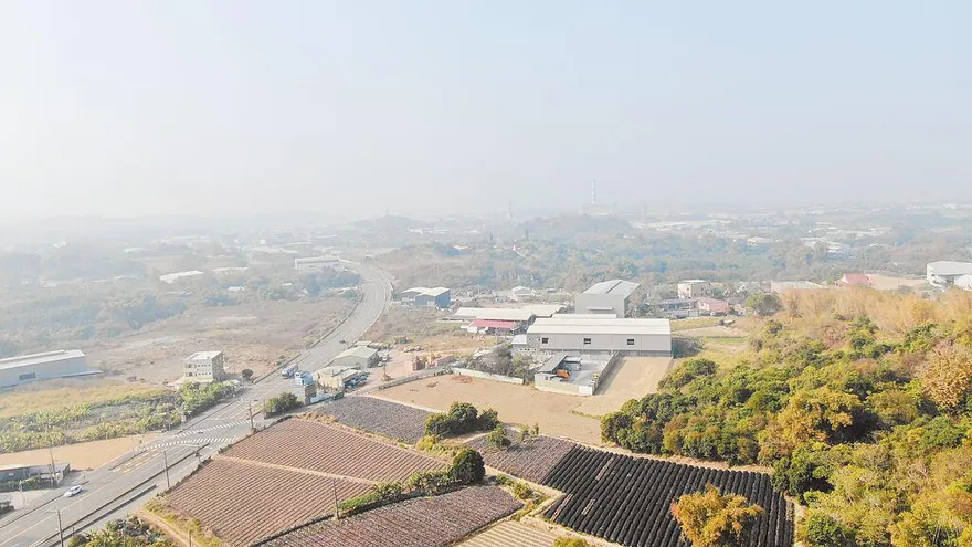 注意空氣品質！雲嘉、高雄亮橙燈　外出務必戴好口罩