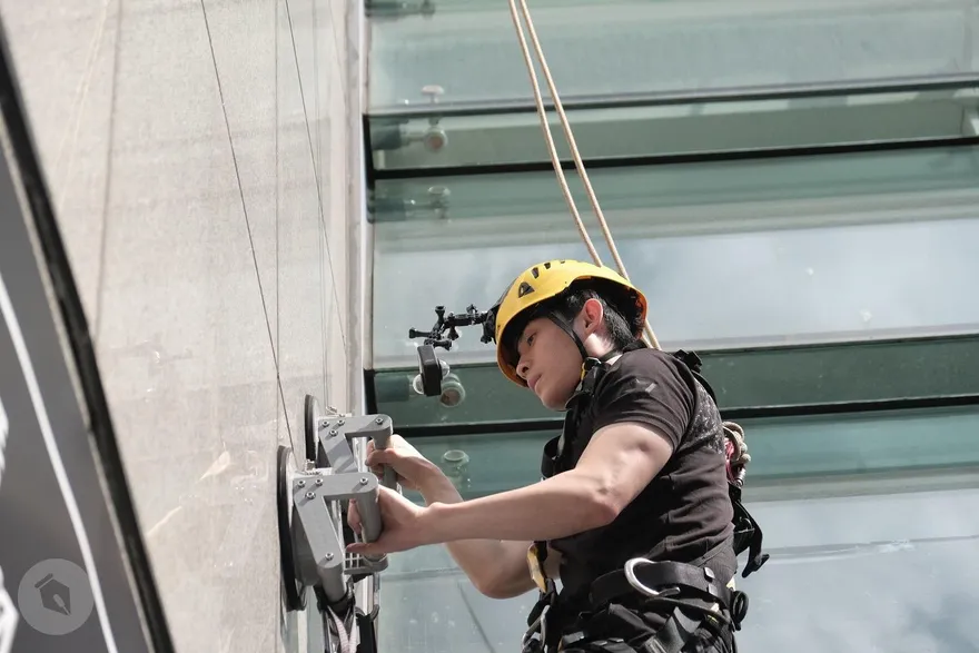 博恩真的「攻蛋」了！登上小巨蛋「用吸盤爬牆」畫面曝：「不是誰都能做到」