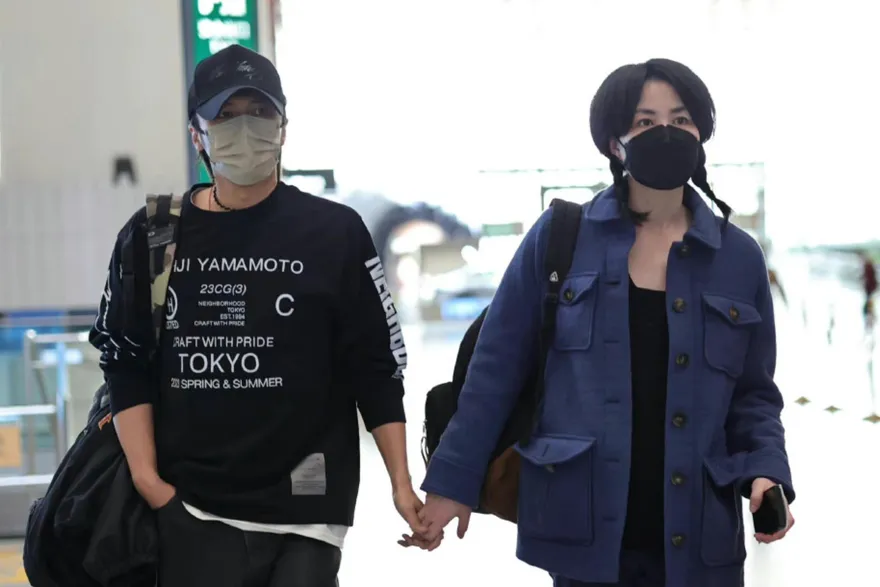 王菲謝霆鋒合體破分手謠言！相隔23年「世紀牽手」機場公開曬愛