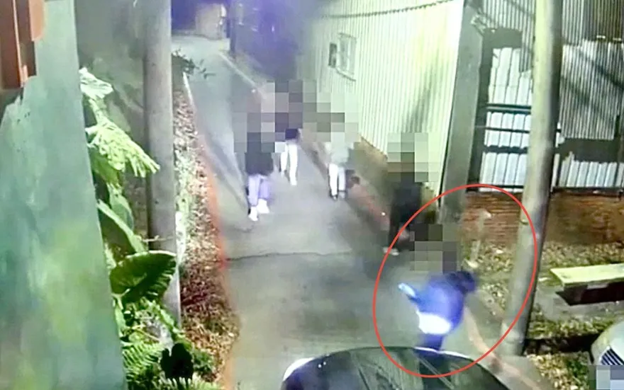 摺疊刀VS鐮刀！行車糾紛變鬥毆　阿伯對決4屁孩下場曝光