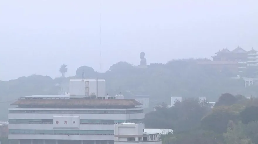 西半部空氣好髒！臭氧濃度升高「亮橘燈」　鄭明典：快戴口罩