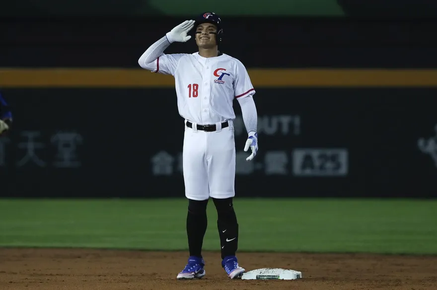 WBC棒球經典賽/國防部長張育成「招牌手勢」紅到國外　日網友捕捉捷克隊也模仿