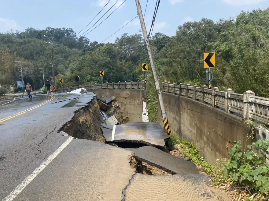 影/新竹寶山路面驚悚坍塌！自來水管線破裂...水龍衝3層樓高