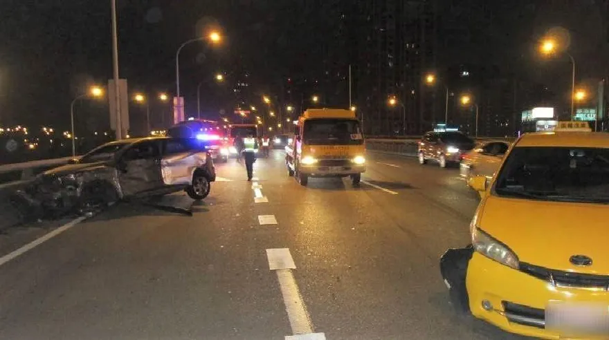 影/前車急煞來不及閃？台中西屯爆追尾車禍　3台車撞成一團4傷