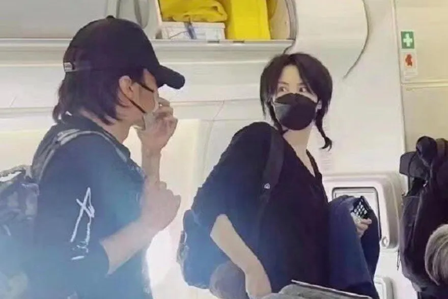王菲世紀牽手謝霆鋒！搭機回香港「機艙內甜蜜互動」曝光