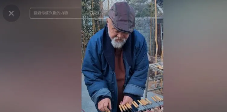 68歲資深男星街頭擺攤！賣烤肉串「價格曝光」遭網罵：奸商？