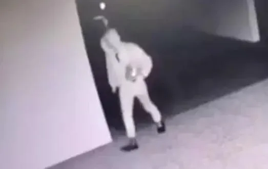 竟把整罈「岳父」拿去丟橋下！狂男跟妻吵架不爽　半夜衝靈骨塔拿先人出氣