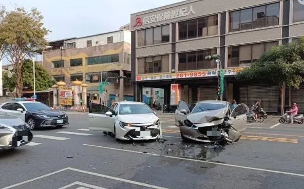 快訊/高雄苓雅轎車跨越雙黃線逆撞對向3車　3人傷送醫