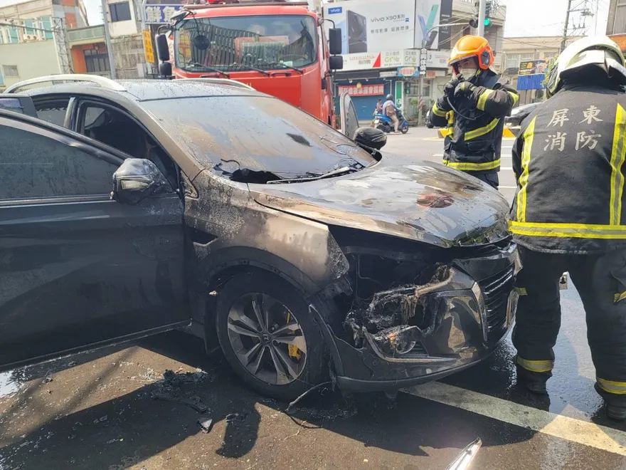 影/枋寮驚傳火燒車白煙瀰漫道路　「車頭全燒毀」幸無人傷亡