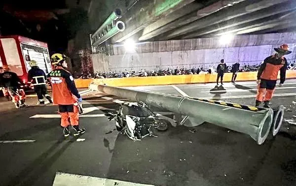 大貨車超過限高撞倒防撞桿　機車騎士遭波及雷殘摔傷