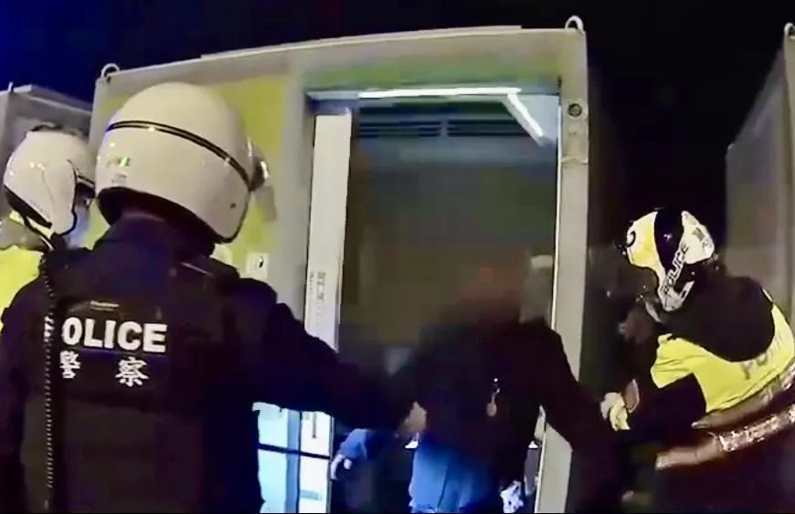 可怕！松山彩虹橋男持雙刀揮舞追擊　路人嚇壞狂奔警逮人