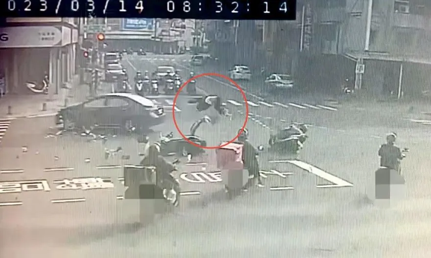 影/自小客違規高速闖紅燈擊落2機車　1騎士噴飛2米高重落地