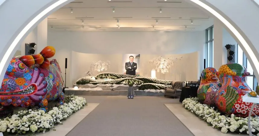 250億總裁65歲逝世！龍巖李世聰弔唁會場「36萬元拉塔希紅酒」供飲