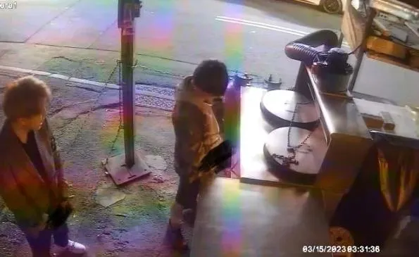 這樣算「可愛動物」？台中火紅蛋餅攤遭2屁孩「尿襲」惡搞　店家「藍瘦香菇」